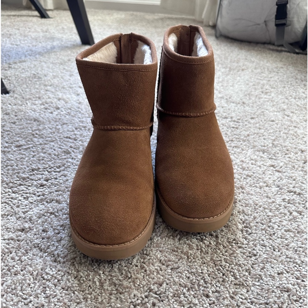 UGG CLASSIC MINI LOGO ZIP CHESTNUT BOOTS - WOMEN'S